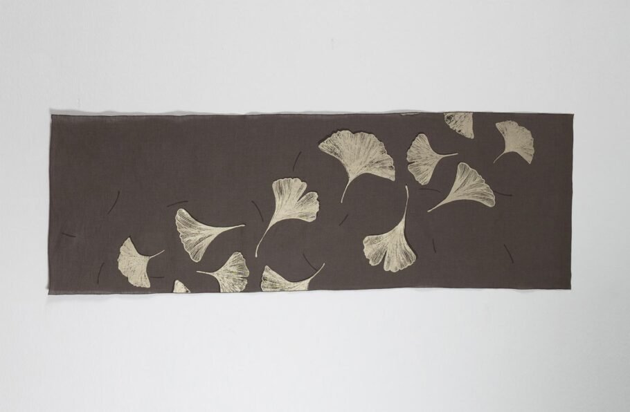 GINKGO taupe table runner - Image 4