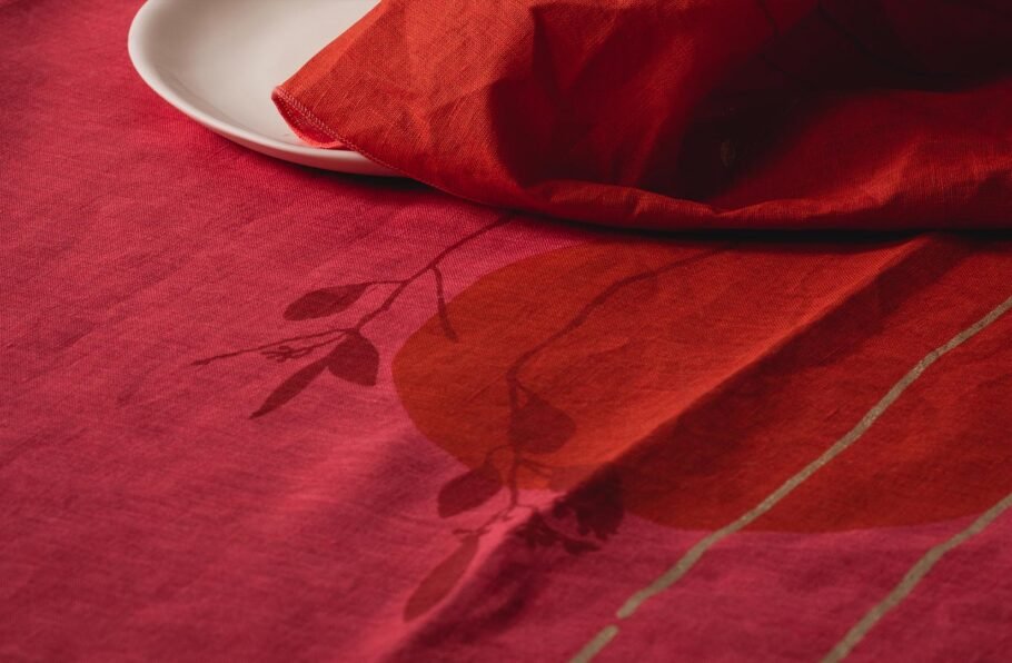 MARA coral table runner + napkins - Image 2