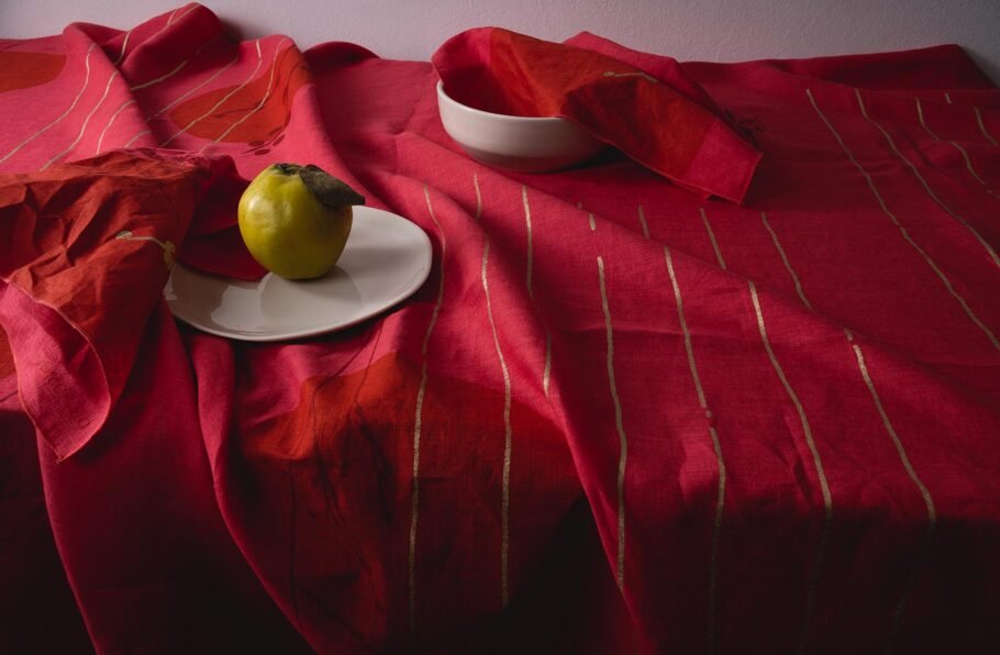 MARA coral tablecloth + napkins - Image 2