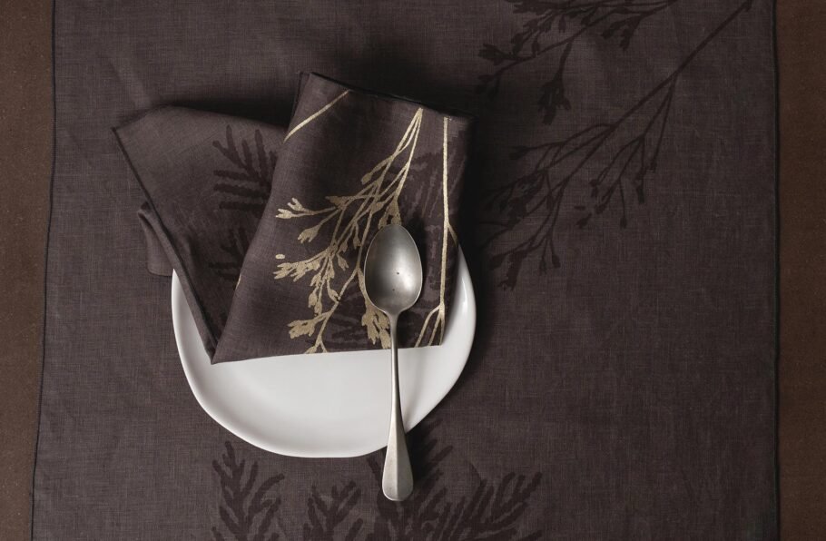 MILA taupe table runner + napkins - Image 2
