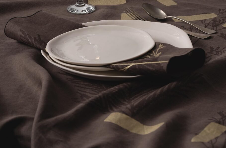 MILA taupe tablecloth + napkins - Image 2